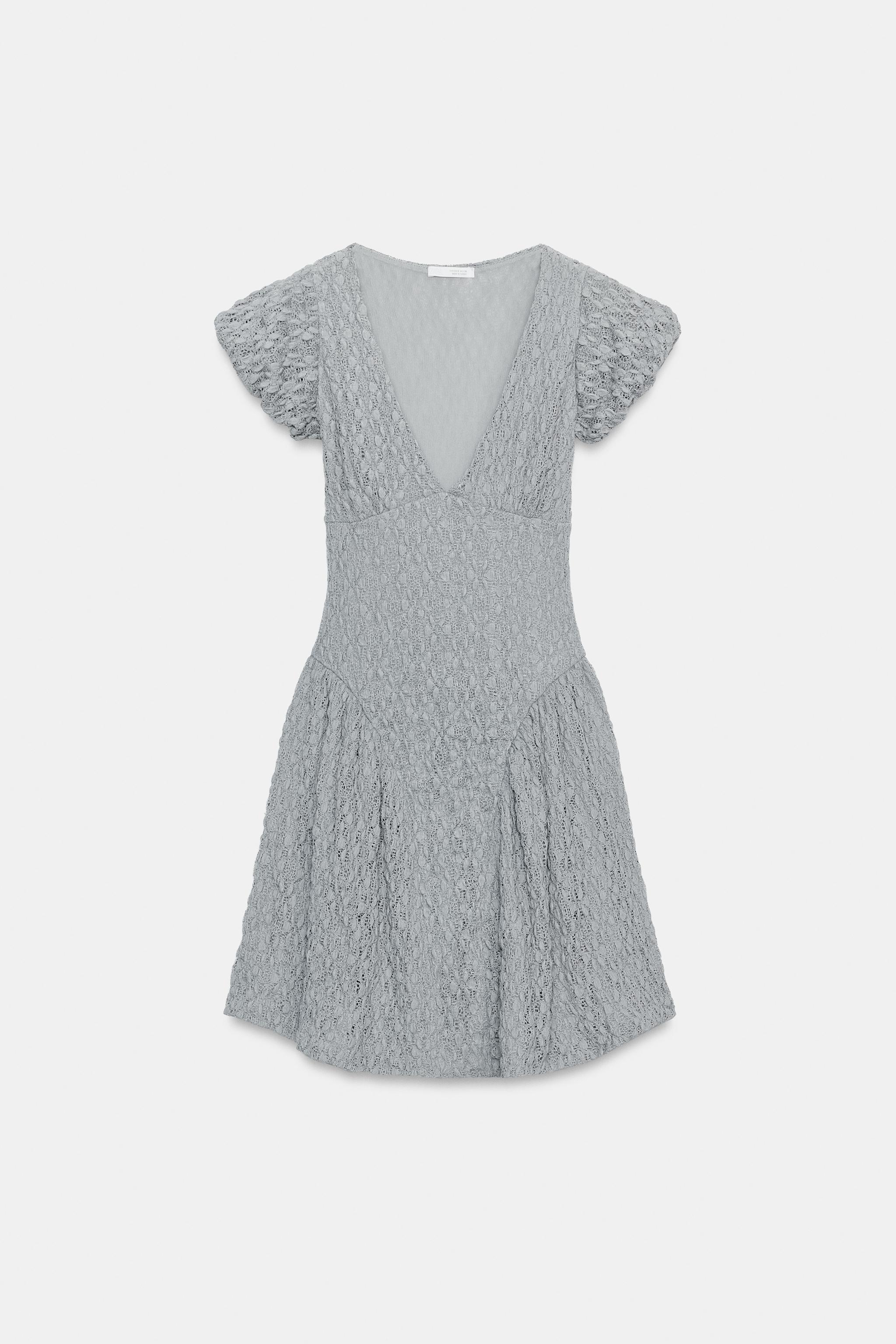 ROBE EN DENTELLE À VOLUME